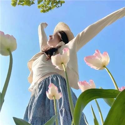 美食广场里的女高中生们在说啥